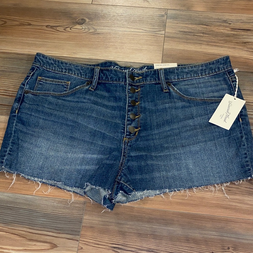 NWT Universal Threads Blue Denim Button-Fly Stretch High-Rise  Shortie Shorts 18